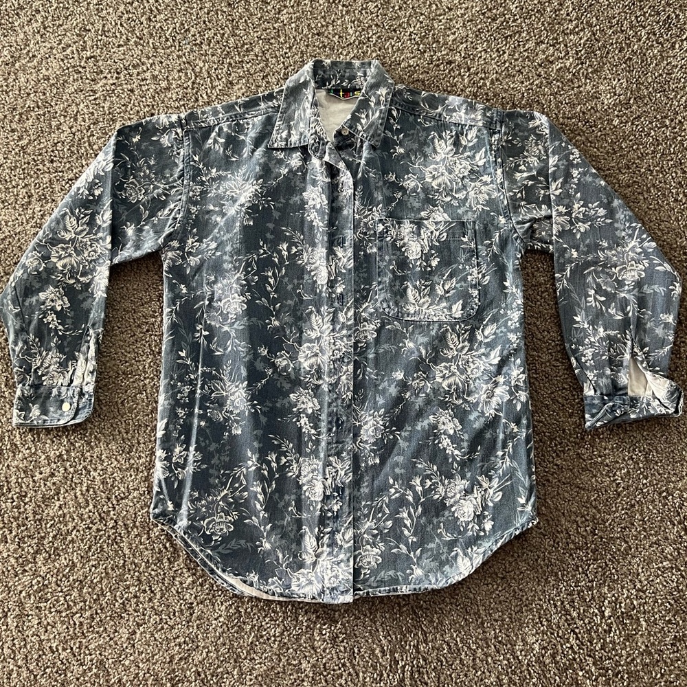 Women’s button up top